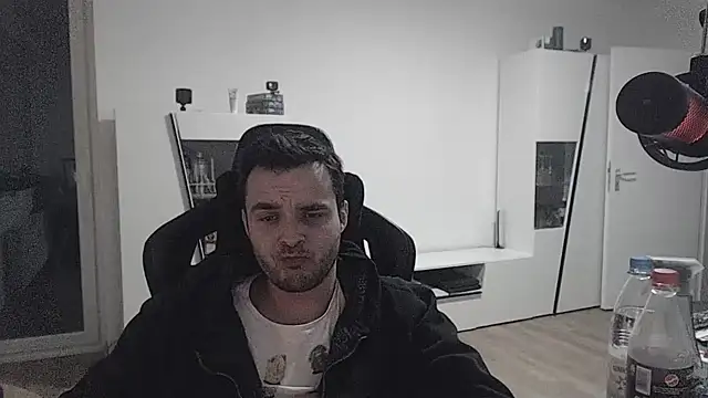 Snapshot of SharkLuigi chatting on 01.03.25 SharkLuigi online show from 01.03.25