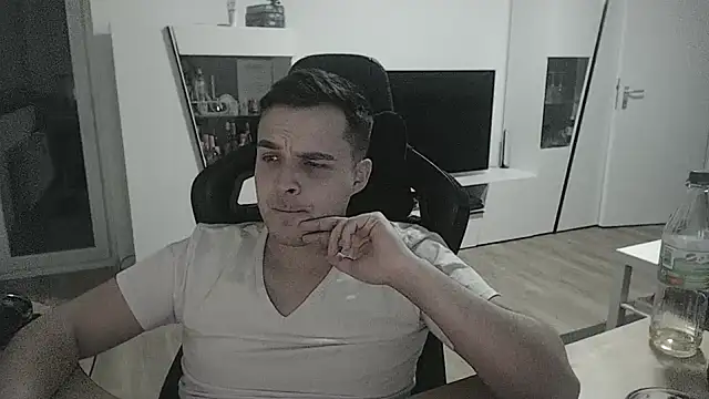 Snapshot of SharkLuigi chatting on 01.16.25 SharkLuigi online show from 01.16.25