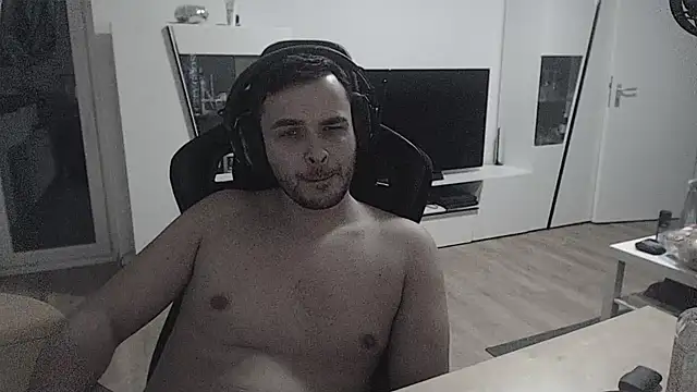 Snapshot of SharkLuigi chatting on 02.01.25 SharkLuigi online show from 02.01.25