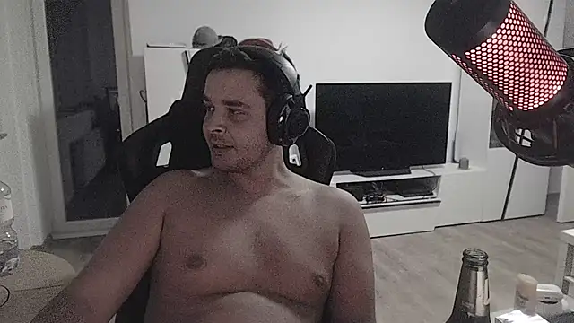 Snapshot of SharkLuigi chatting on 10.25.25 SharkLuigi online show from 10.25.25