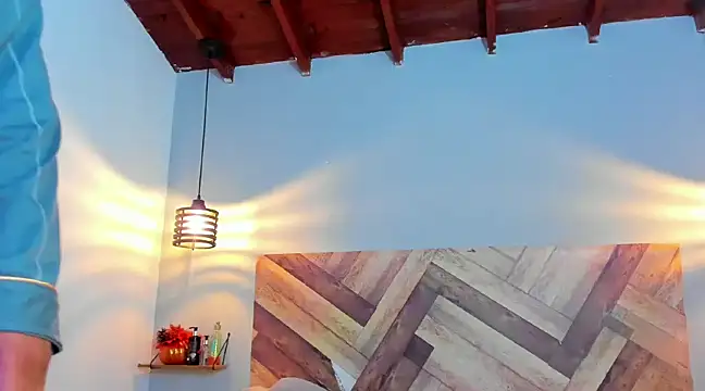 Snapshot of EmmilyBrant chatting on 01.10.25 EmmilyBrant online show from 01.10.25