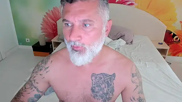 Snapshot of BlowMyXXL chatting on 11.15.25 BlowMyXXL online show from 11.15.25