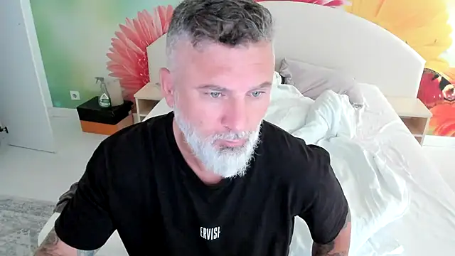 Snapshot of BlowMyXXL chatting on 11.21.25 BlowMyXXL online show from 11.21.25