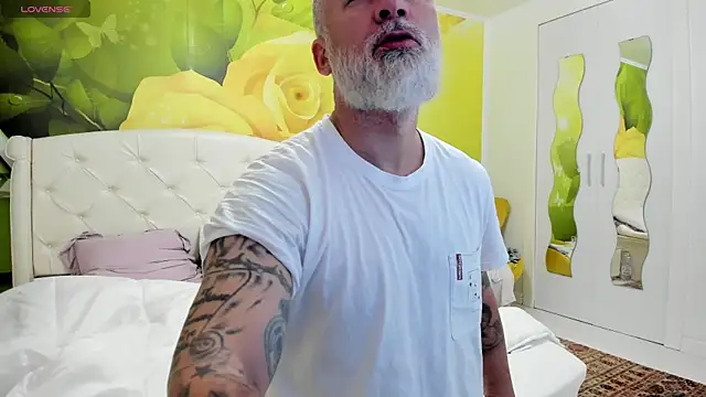 Snapshot of BlowMyXXL chatting on 04.04.26 BlowMyXXL online show from 04.04.26