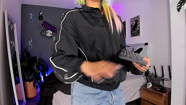 Snapshot of Raven_Witch_ chatting on 10.03.25 Raven Witch online show from 10.03.25