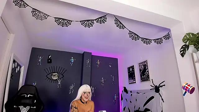 Snapshot of Raven_Witch_ chatting on 10.20.25 Raven Witch online show from 10.20.25