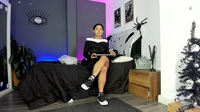 Snapshot of Raven_Witch_ chatting on 12.05.25 Raven Witch online show from 12.05.25