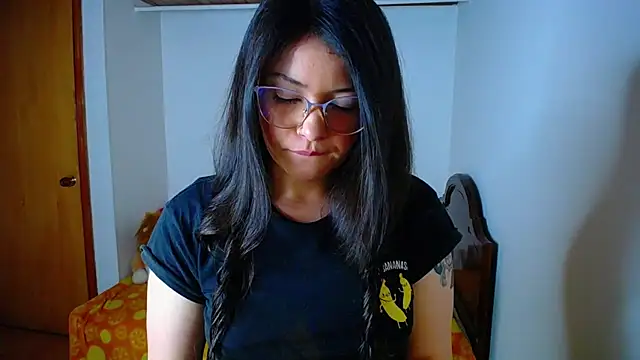 juli05star20 online show from 02.16.25