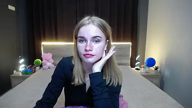 Snapshot of MargaritaKiss chatting on 10.13.25 MargaritaKiss online show from 10.13.25