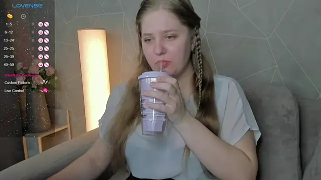 Snapshot of Megan_Violer chatting on 12.12.24 Megan Violer online show from 12.12.24