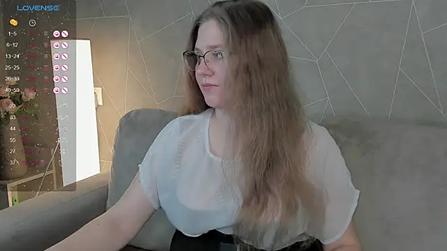 Snapshot of Megan_Violer chatting on 12.23.24 Megan Violer online show from 12.23.24