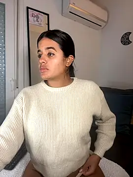 Snapshot of EmelyRogers chatting on 11.17.25 EmelyRogers online show from 11.17.25