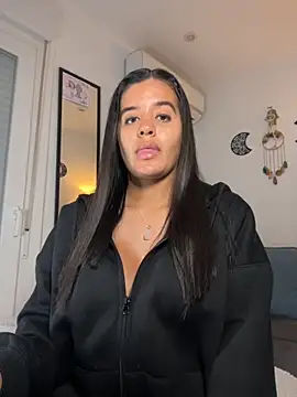 Snapshot of EmelyRogers chatting on 11.21.25 EmelyRogers online show from 11.21.25