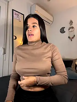 Snapshot of EmelyRogers chatting on 11.25.25 EmelyRogers online show from 11.25.25