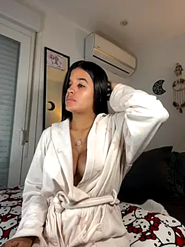 Snapshot of EmelyRogers chatting on 12.05.25 EmelyRogers online show from 12.05.25