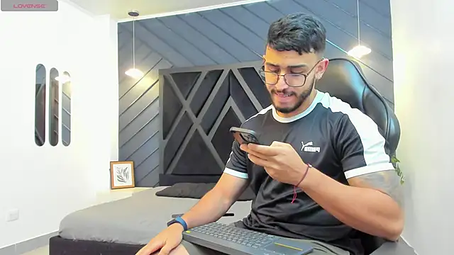 Liam Kleiin online show from 11.04.25