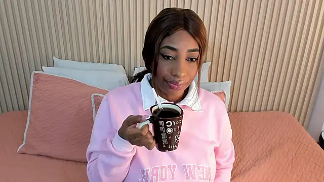 Snapshot of charlottebrowns_ chatting on 11.10.25 charlottebrowns online show from 11.10.25