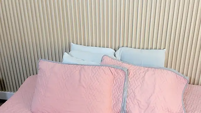 Snapshot of charlottebrowns_ chatting on 11.17.25 charlottebrowns online show from 11.17.25