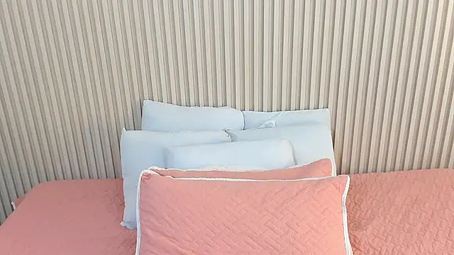 Snapshot of charlottebrowns_ chatting on 12.01.25 charlottebrowns online show from 12.01.25