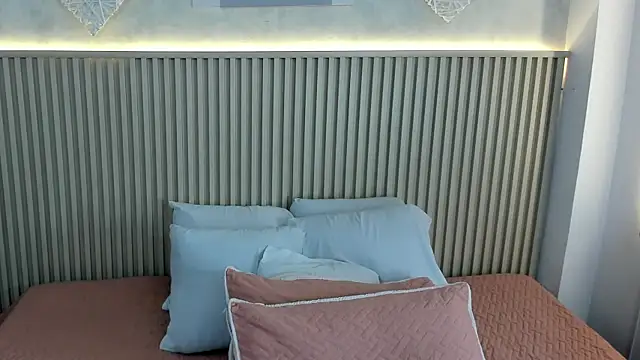 Snapshot of charlottebrowns_ chatting on 12.18.25 charlottebrowns online show from 12.18.25