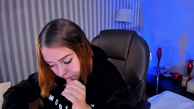 Snapshot of ArianaBaker chatting on 01.28.25 ArianaBaker online show from 01.28.25