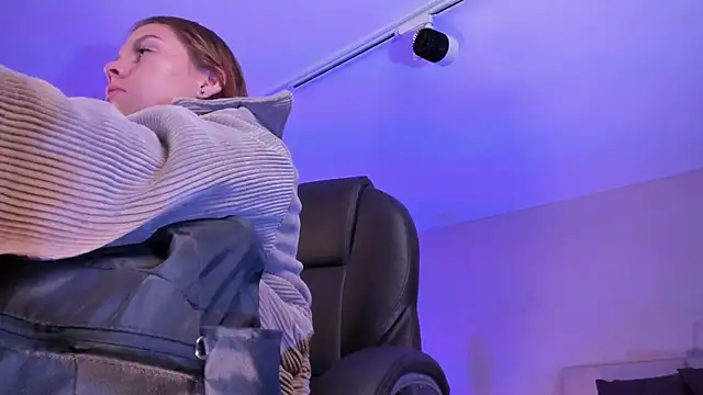 Snapshot of ArianaBaker chatting on 02.04.25 ArianaBaker online show from 02.04.25