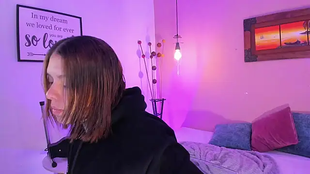 Snapshot of ArianaBaker chatting on 03.10.25 ArianaBaker online show from 03.10.25