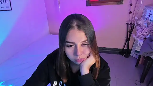 Snapshot of ArianaBaker chatting on 09.30.25 ArianaBaker online show from 09.30.25