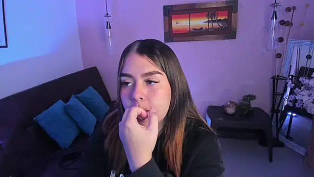 Snapshot of ArianaBaker chatting on 11.21.25 ArianaBaker online show from 11.21.25