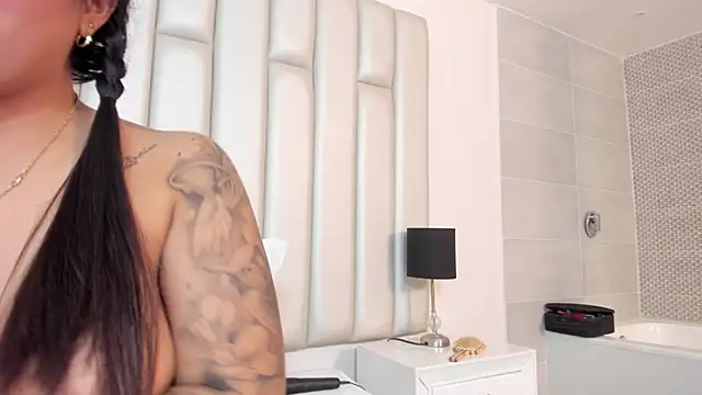 Snapshot of samantaramoos chatting on 02.19.25 samantaramoos online show from 02.19.25