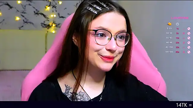 Snapshot of me__hanna chatting on 03.09.25 me hanna online show from 03.09.25