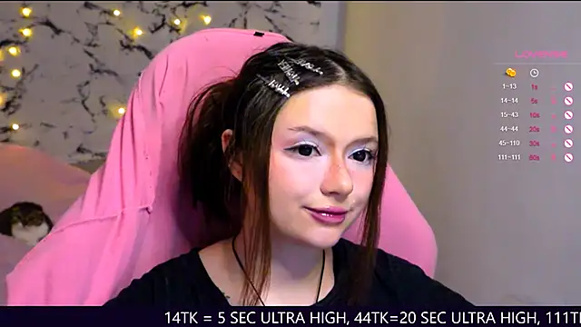 Snapshot of me__hanna chatting on 03.11.25 me hanna online show from 03.11.25