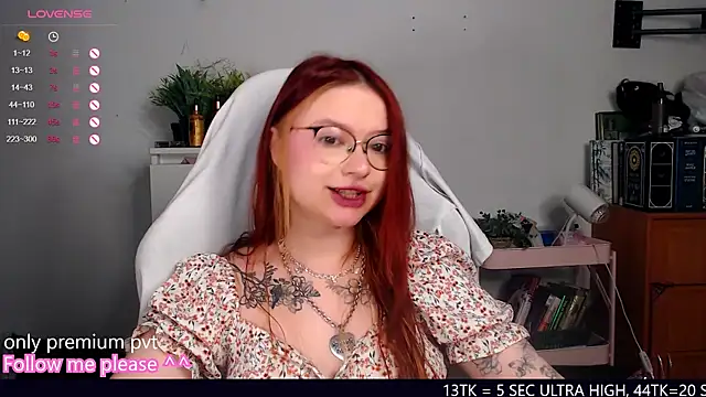 Snapshot of me__hanna chatting on 10.06.25 me hanna online show from 10.06.25