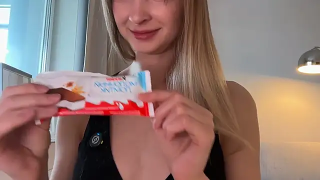 Snapshot of hereandnows_ chatting on 12.05.25 hereandnows online show from 12.05.25