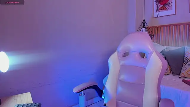 Ginger Winn online show from 10.03.25