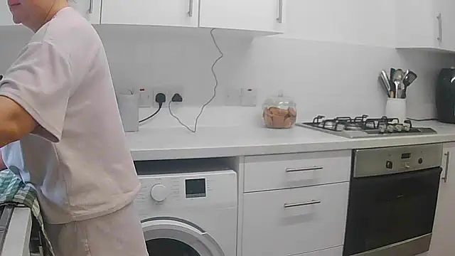 Snapshot of magical_mia chatting on 11.04.25 magical mia online show from 11.04.25