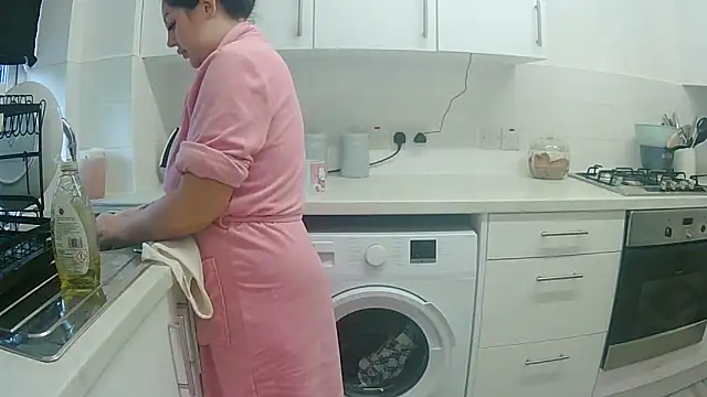 Snapshot of magical_mia chatting on 11.12.25 magical mia online show from 11.12.25