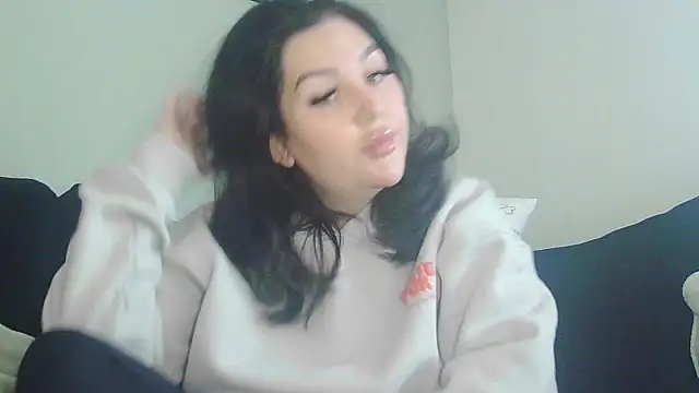 Snapshot of magical_mia chatting on 11.13.25 magical mia online show from 11.13.25