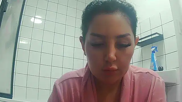 Snapshot of magical_mia chatting on 11.28.25 magical mia online show from 11.28.25