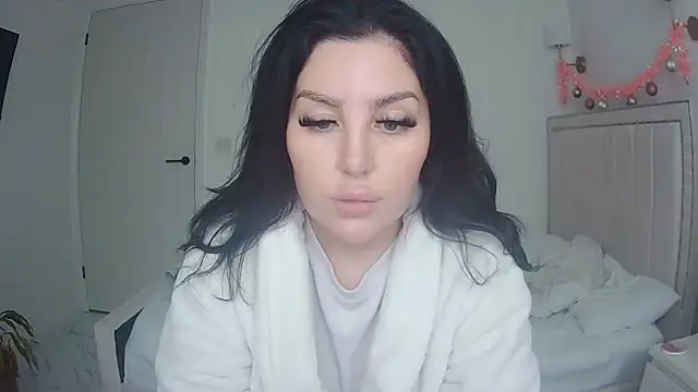 Snapshot of magical_mia chatting on 12.04.25 magical mia online show from 12.04.25