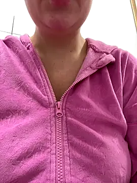 Snapshot of magical_mia chatting on 12.05.25 magical mia online show from 12.05.25