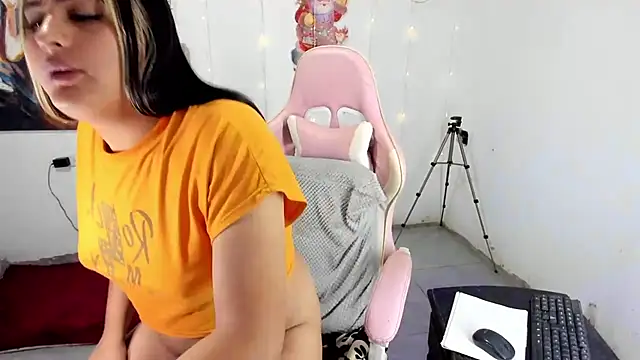 Snapshot of blonde_girl01 chatting on 12.15.25 blonde girl01 online show from 12.15.25