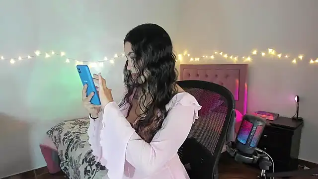 Snapshot of youpinkgirl_ chatting on 12.15.25 youpinkgirl online show from 12.15.25