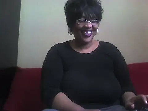 Snapshot of SexxyBoob chatting on 11.21.25 SexxyBoob online show from 11.21.25