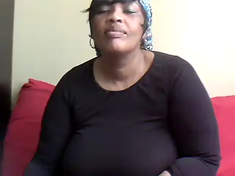 Snapshot of SexxyBoob chatting on 11.30.25 SexxyBoob online show from 11.30.25