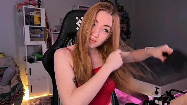 LinaWitch online show from 10.24.25