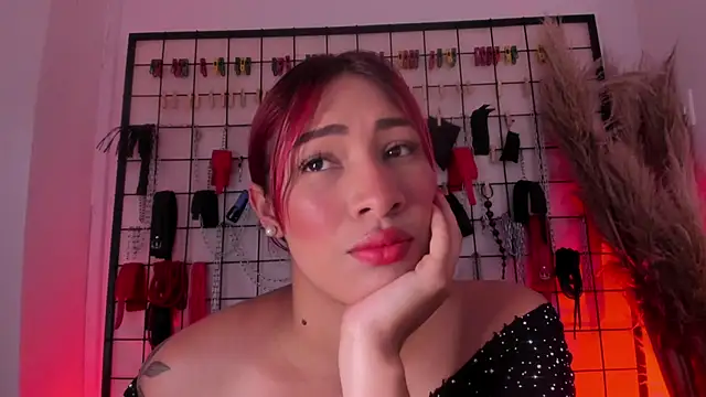 Snapshot of charrlotte_quinn chatting on 10.05.25 charrlotte quinn online show from 10.05.25