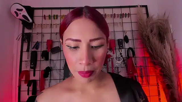 Snapshot of charrlotte_quinn chatting on 11.07.25 charrlotte quinn online show from 11.07.25