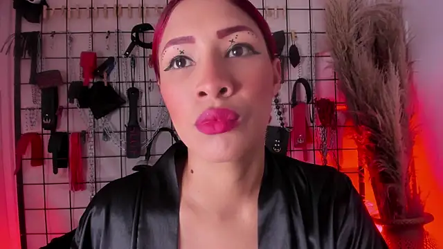 Snapshot of charrlotte_quinn chatting on 11.10.25 charrlotte quinn online show from 11.10.25