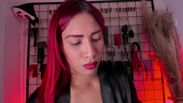 Snapshot of charrlotte_quinn chatting on 11.18.25 charrlotte quinn online show from 11.18.25